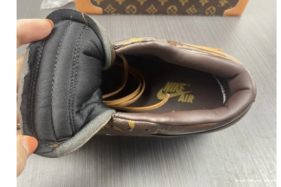 WHITE-LouiV (WITH JORDAN -LouiV CASE) Top O-W AIR 1 Low 0523